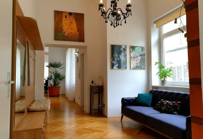 Sunny And Spacious Apartment Near City Centre