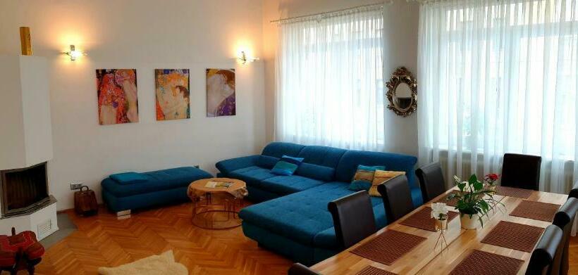 Sunny And Spacious Apartment Near City Centre