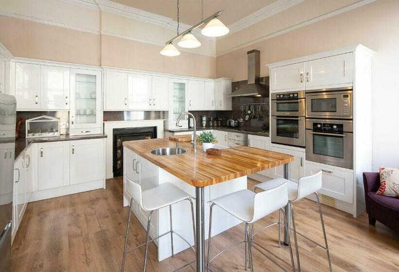 Stunning Spacious Central Apartment Near Parade Gardens