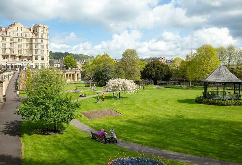 Stunning Spacious Central Apartment Near Parade Gardens