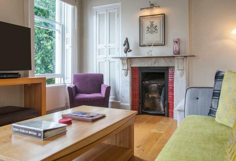 Stunning Spacious Central Apartment Near Parade Gardens