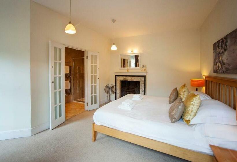 Stunning Spacious Central Apartment Near Parade Gardens