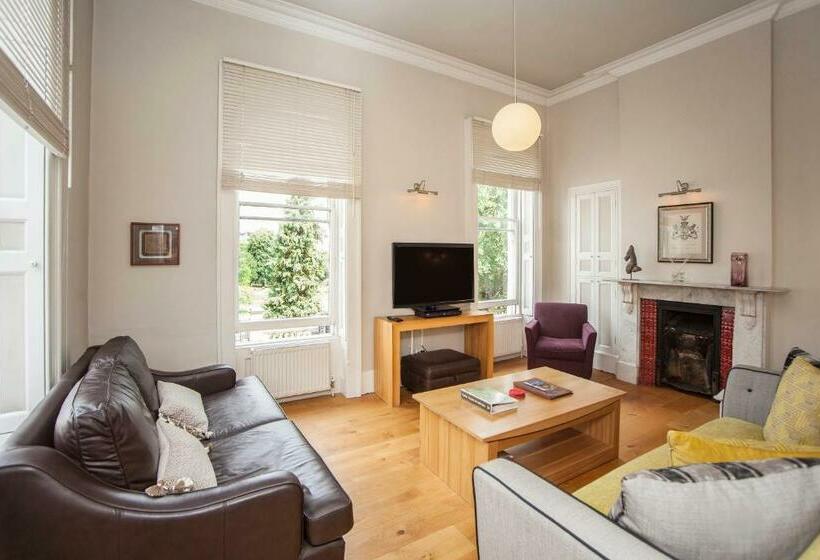 Stunning Spacious Central Apartment Near Parade Gardens