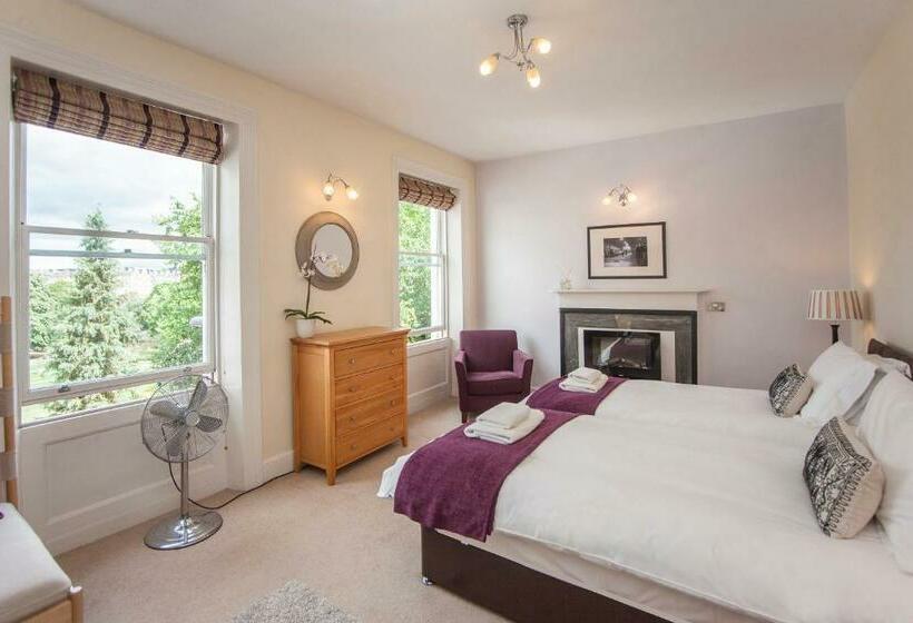 Stunning Spacious Central Apartment Near Parade Gardens