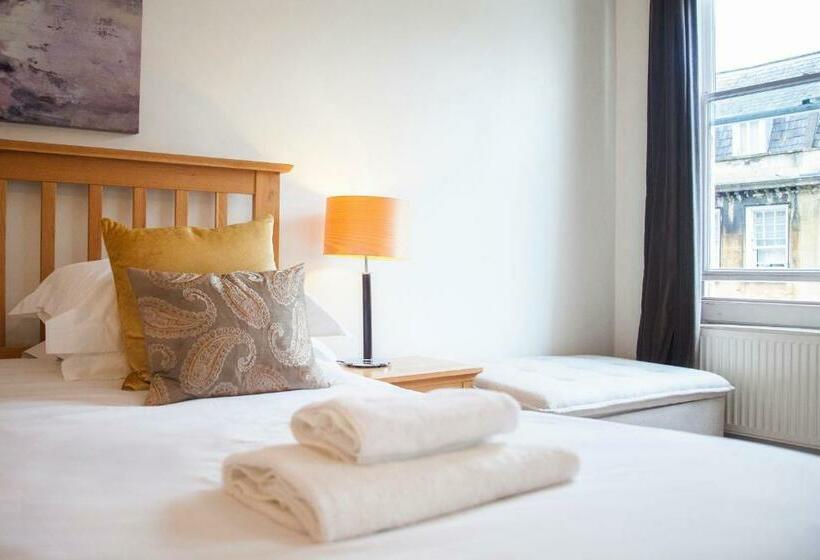 Stunning Spacious Central Apartment Near Parade Gardens