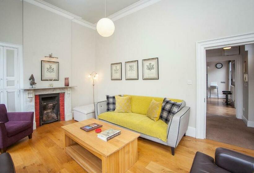 Stunning Spacious Central Apartment Near Parade Gardens