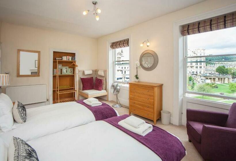 Stunning Spacious Central Apartment Near Parade Gardens