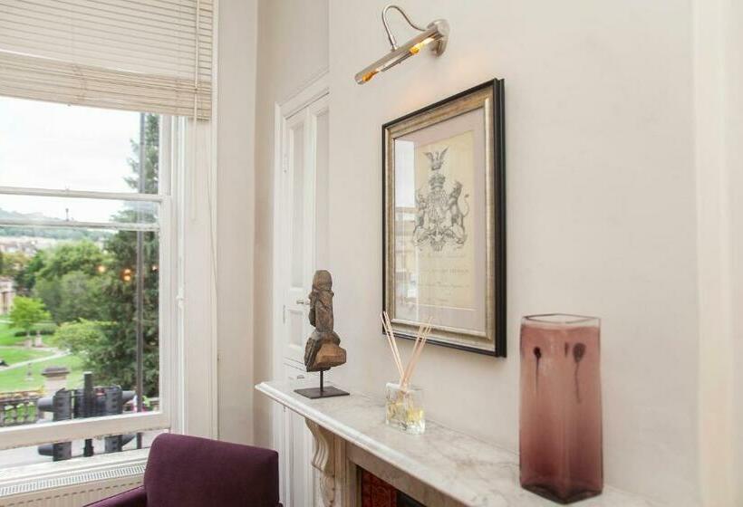 Stunning Spacious Central Apartment Near Parade Gardens