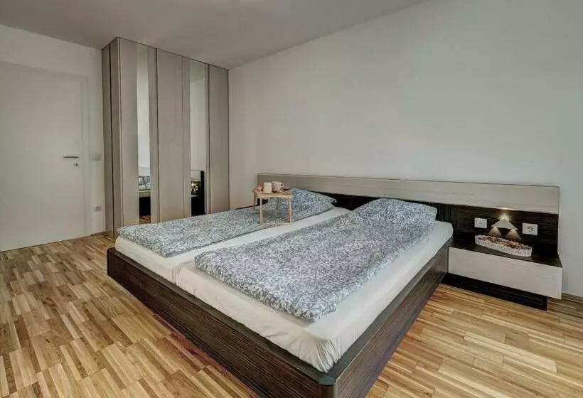 Carin Deluxe I