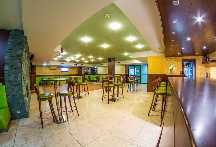 בית מלון כפרי Alexandra Business