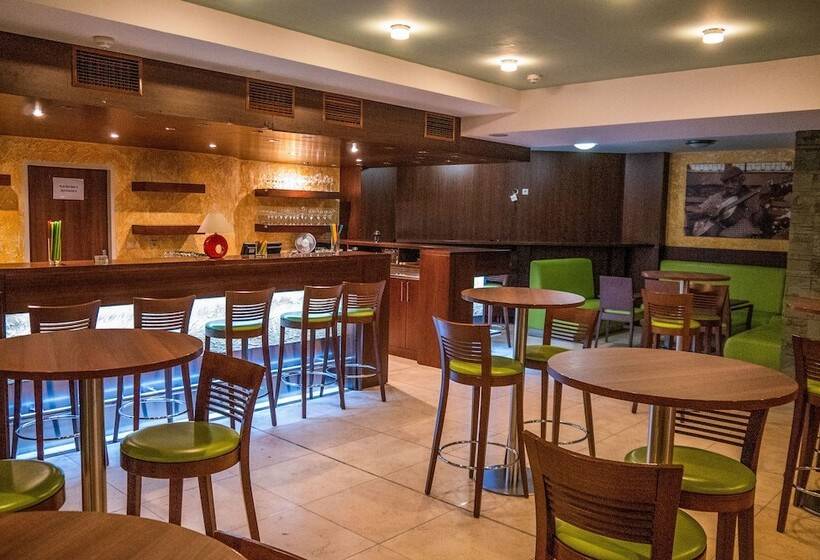 בית מלון כפרי Alexandra Business