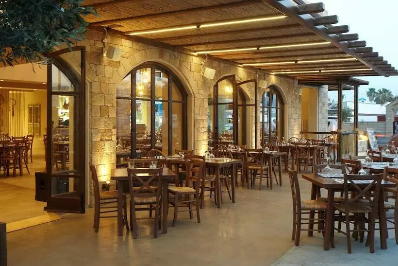 Melpo Antia Hotel & Suites