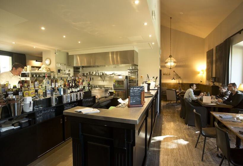 Отель Domaine De Manville