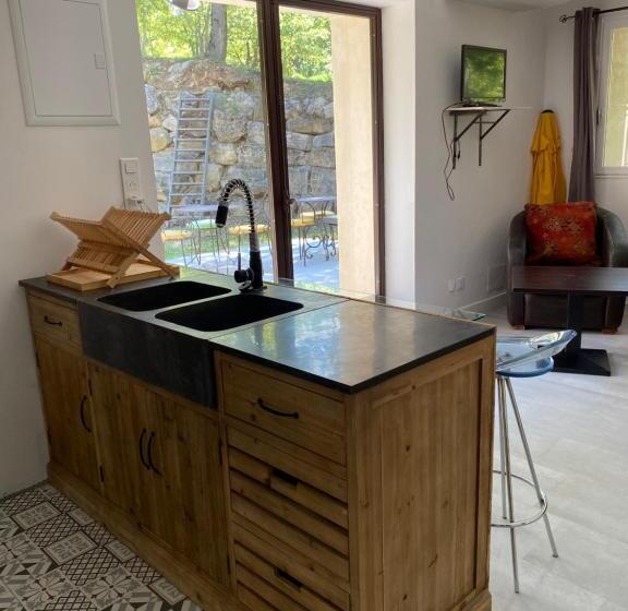 هتل Hôtel Lou Caleù Restaurant Le Rocher Des Abeilles