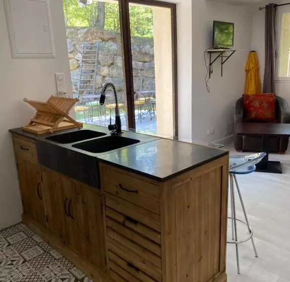 هتل Hôtel Lou Caleù Restaurant Le Rocher Des Abeilles