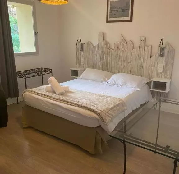 هتل Hôtel Lou Caleù Restaurant Le Rocher Des Abeilles