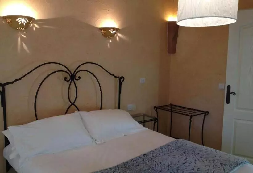 هتل Hôtel Lou Caleù Restaurant Le Rocher Des Abeilles