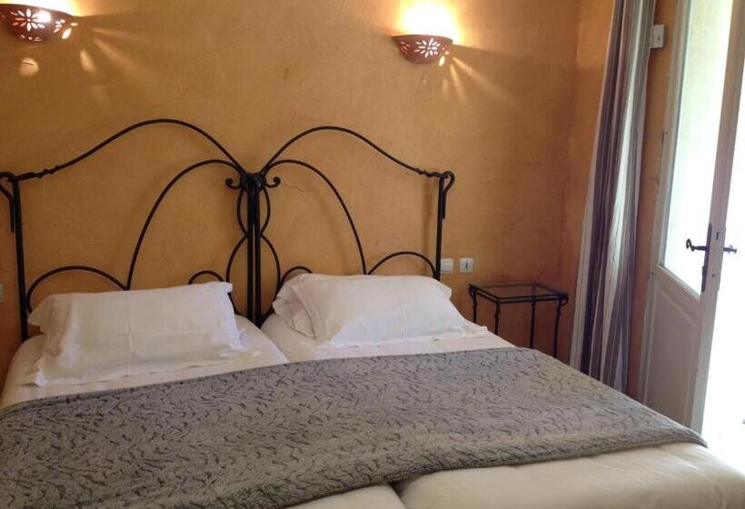 هتل Hôtel Lou Caleù Restaurant Le Rocher Des Abeilles