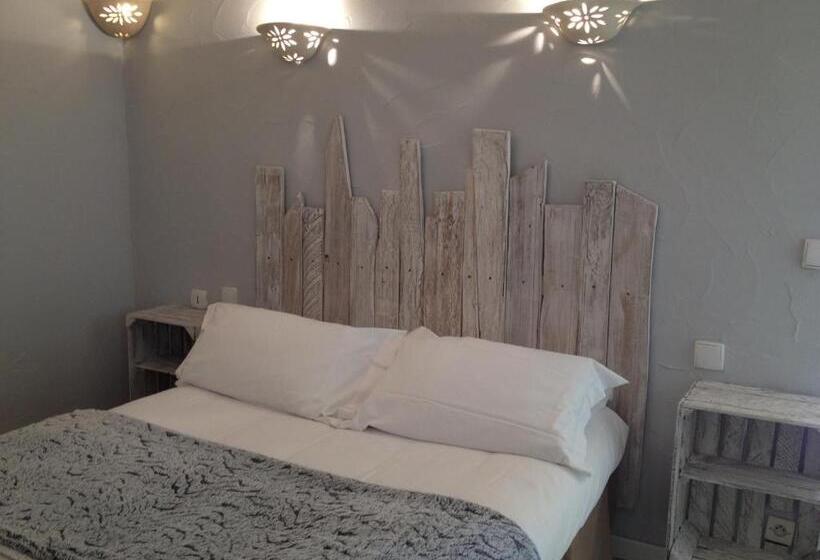 هتل Hôtel Lou Caleù Restaurant Le Rocher Des Abeilles