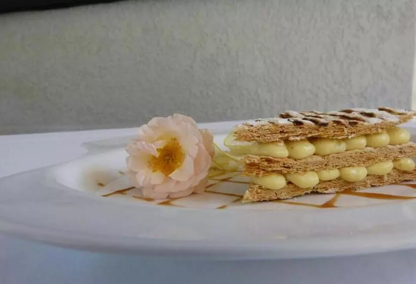 هتل Hôtel Lou Caleù Restaurant Le Rocher Des Abeilles