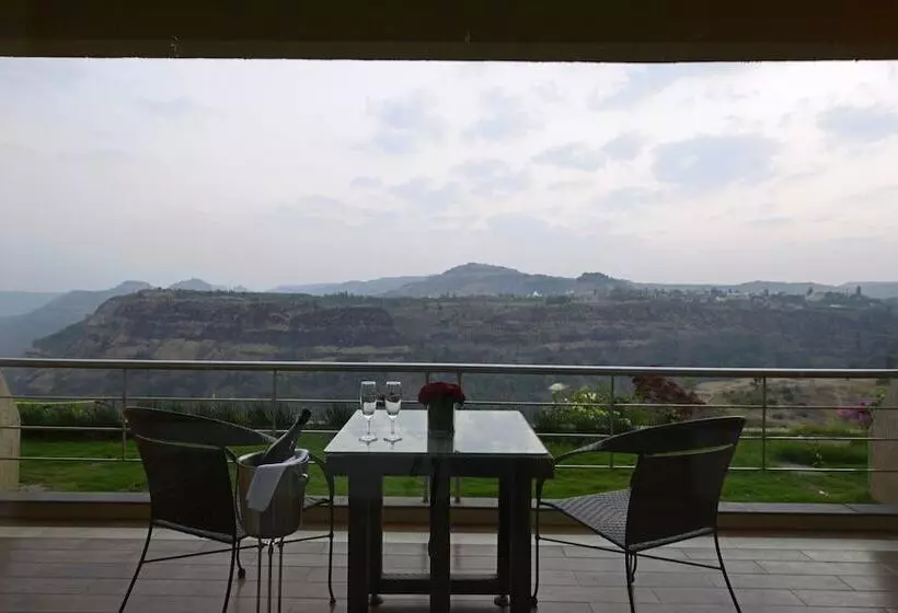 هتل The Dukes Retreat, Khandala