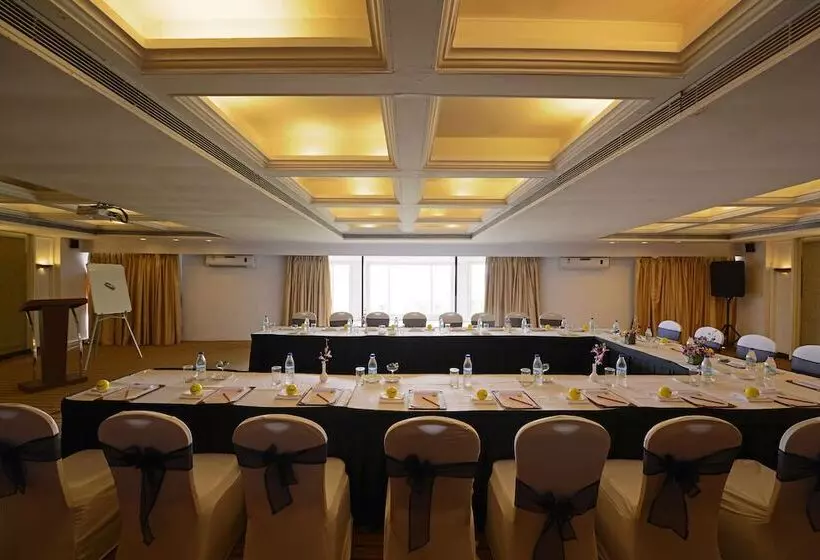 هتل The Dukes Retreat, Khandala