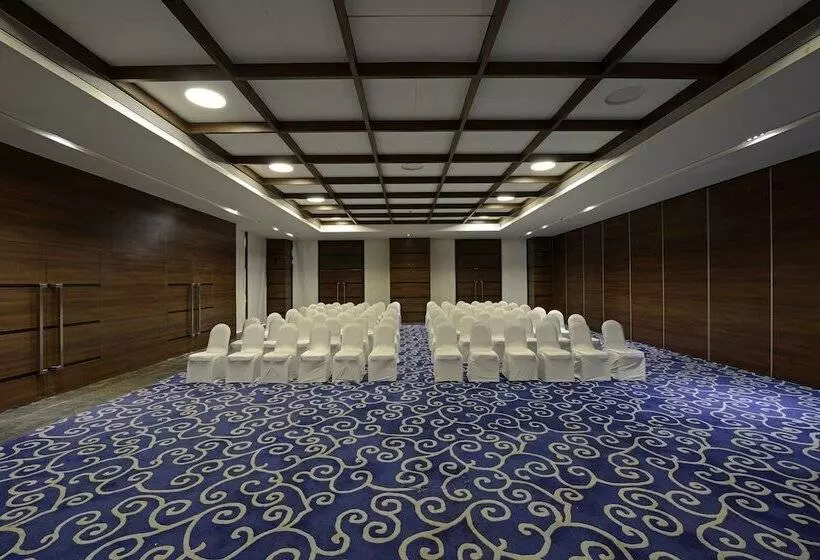 هتل The Dukes Retreat, Khandala