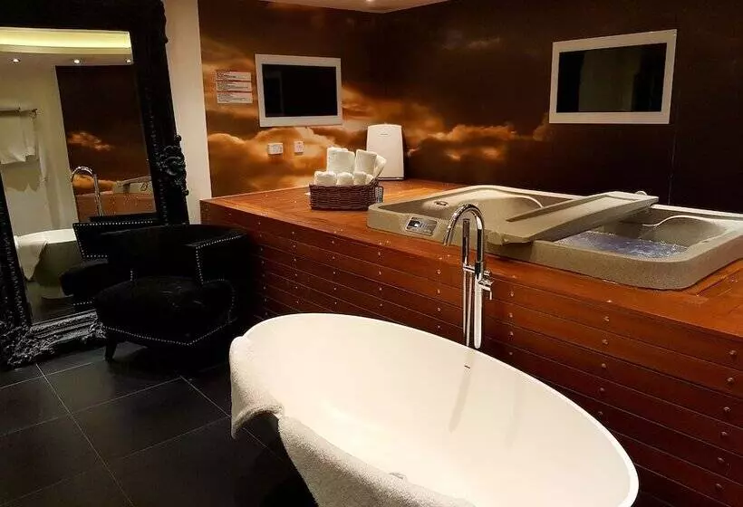 בית מלון כפרי The Exhibitionist