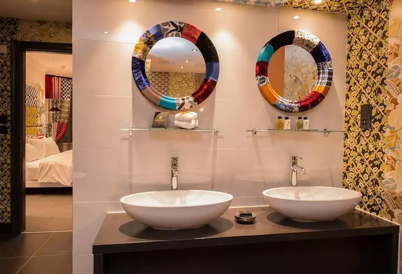 בית מלון כפרי The Exhibitionist