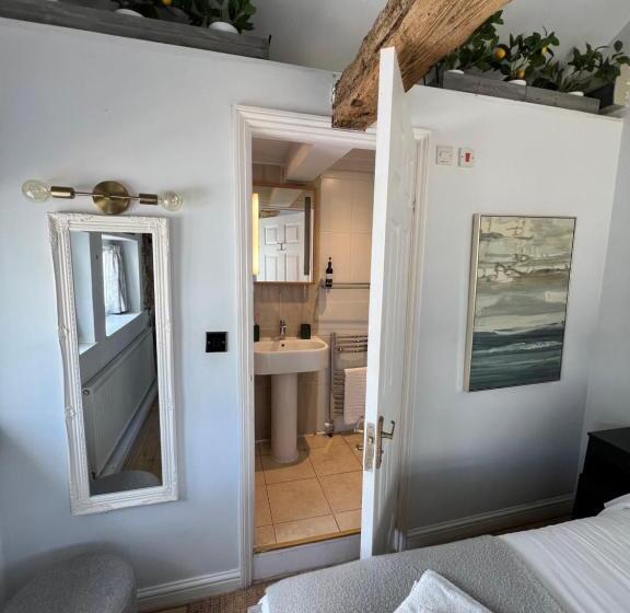 Общежитие Pear & Olive Cottage