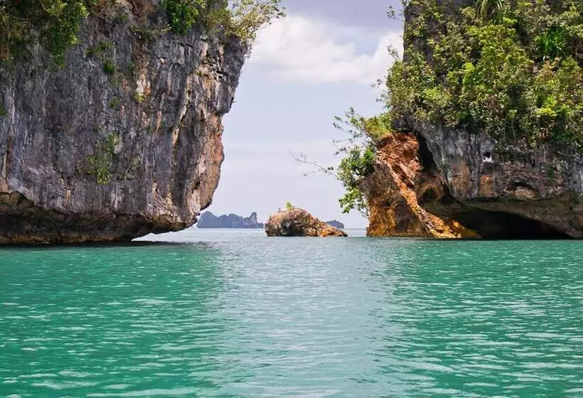 Hotelli Caluwayan Palm Island Resort