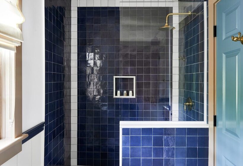 هتل Blue Iris By Life House