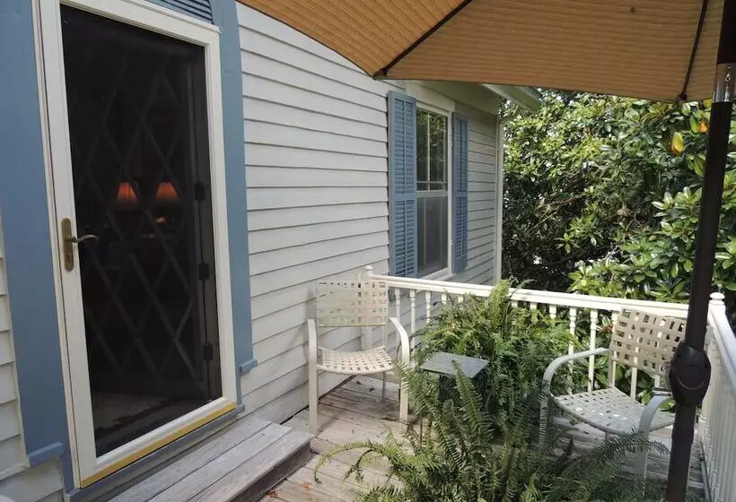 Hotelli 1868 Magnolia House Inn