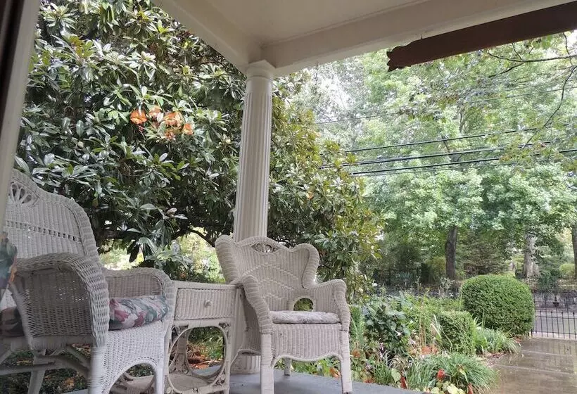 Hotelli 1868 Magnolia House Inn