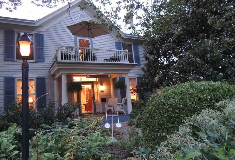 Hotelli 1868 Magnolia House Inn