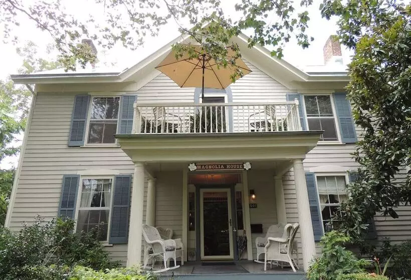 Hotelli 1868 Magnolia House Inn