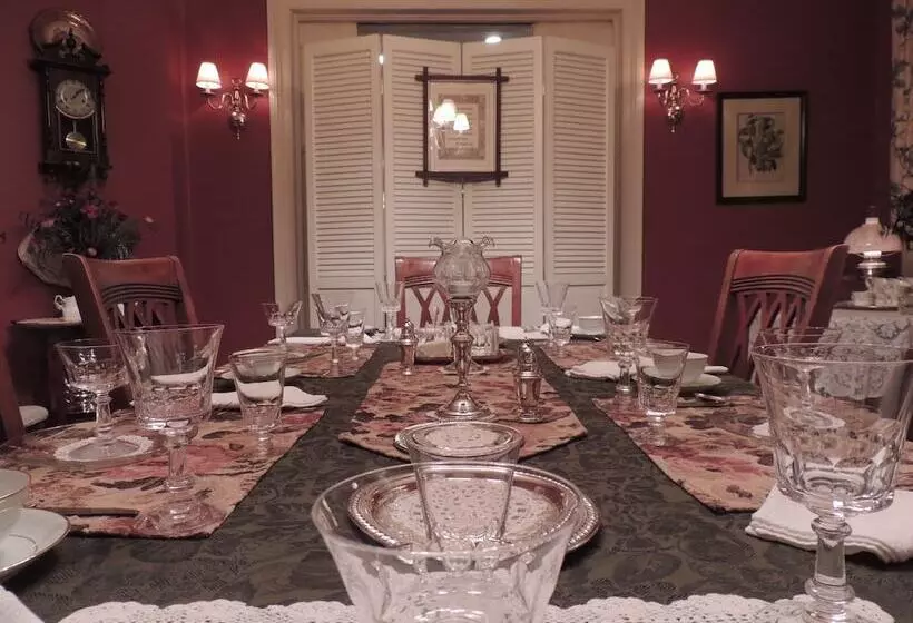 Hotelli 1868 Magnolia House Inn