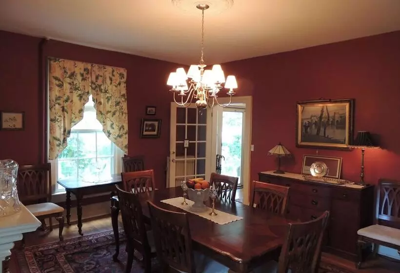 Hotelli 1868 Magnolia House Inn