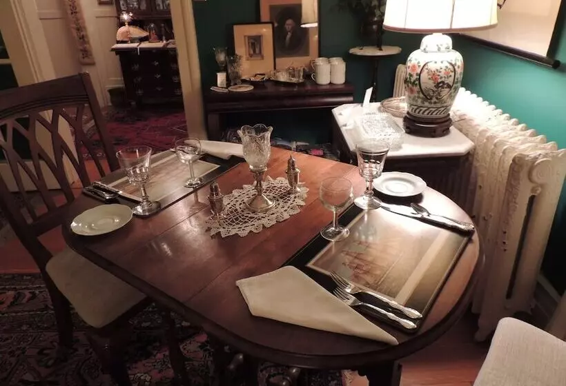 Hotelli 1868 Magnolia House Inn