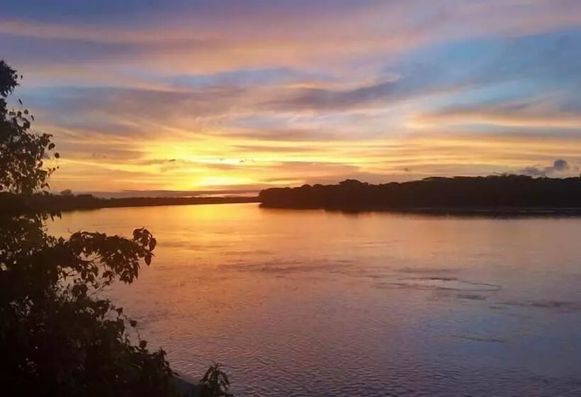 ホテル Amazon Lodge Tambopata