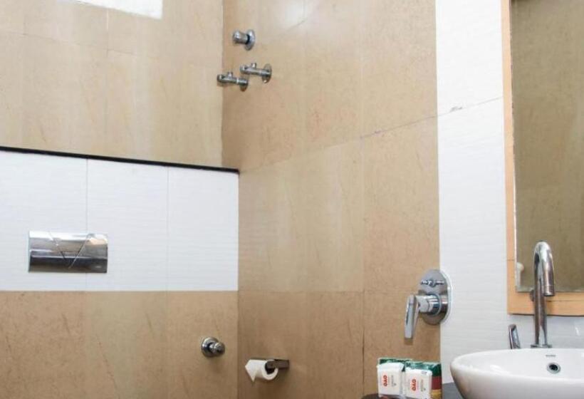 هتل Siri Varshini Inn