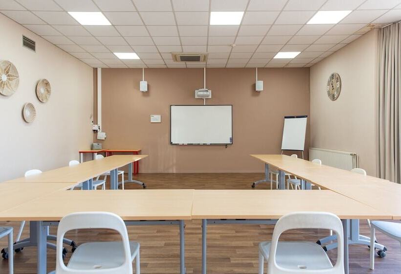 Отель Auberge De Jeunesse Hi Bordeaux Blanquefort