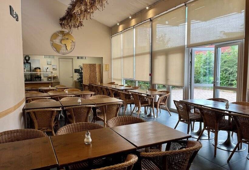 Отель Auberge De Jeunesse Hi Bordeaux Blanquefort