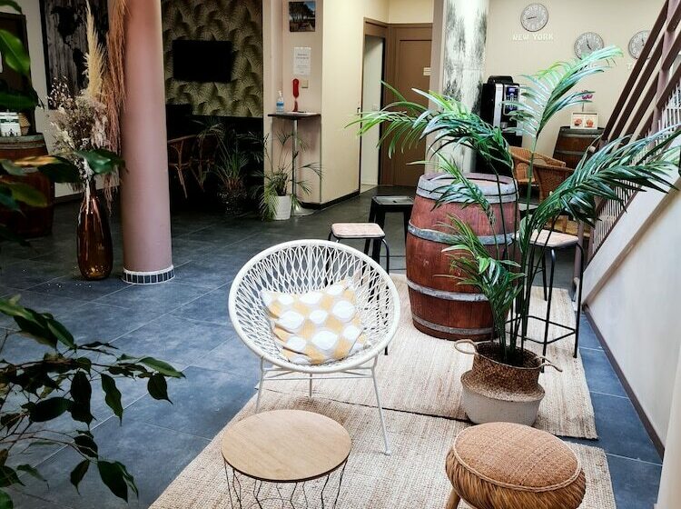 Отель Auberge De Jeunesse Hi Bordeaux Blanquefort