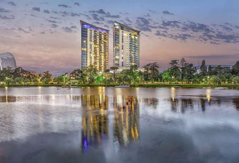 هتل Hilton Batumi