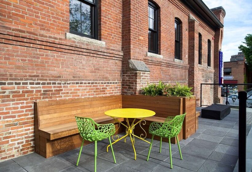 בית מלון כפרי Hilton Garden Inn Burlingtondowntown