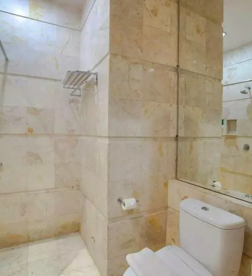 ホテル Swissbelcourt Makassar