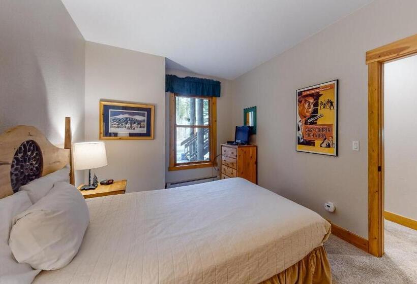 هتل Trappers Crossing 8763