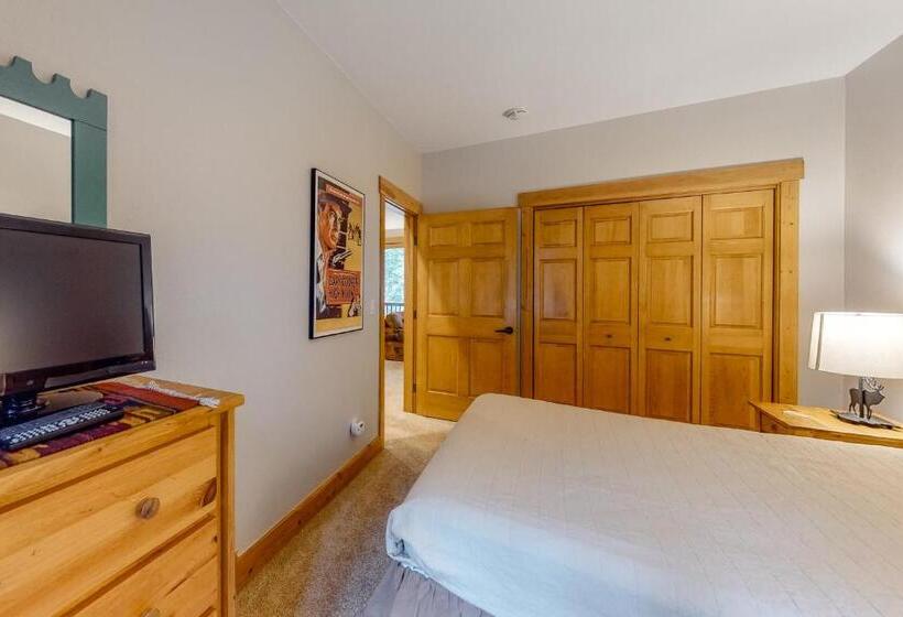 هتل Trappers Crossing 8763