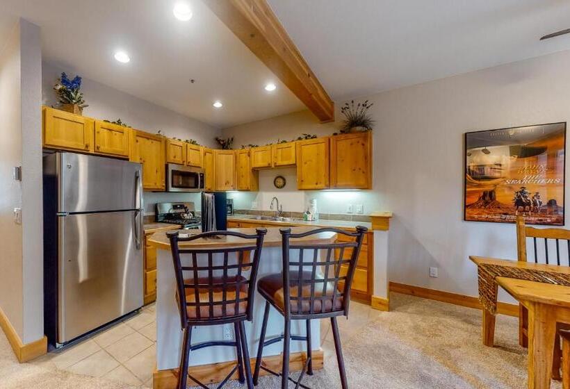 هتل Trappers Crossing 8763